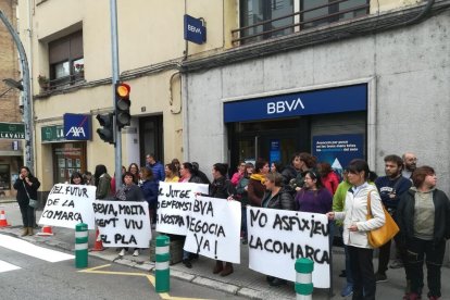 La concentració ahir a la tarda davant de la sucursal del BBVA al Pont de Suert.