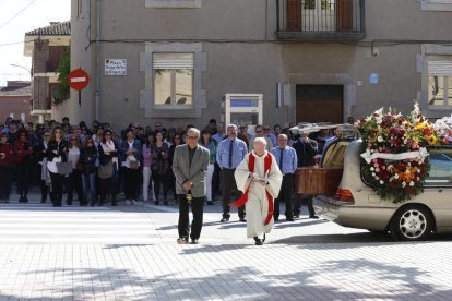 Momento de la llegada del féretro a la iglesia de Bellvís.