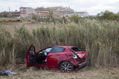 El turisme accidentat va acabar a la cuneta després de fer diverses voltes de campana.