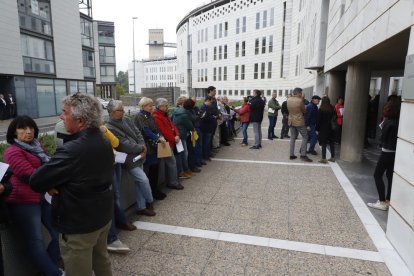 Cues dels ‘autoinculpats’ a primera hora del matí d’ahir, al jutjat de guàrdia de Lleida.