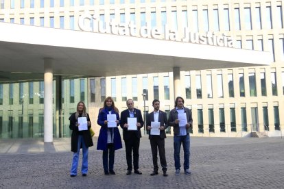 El president de la Generalitat, Quim Torra, amb l'escrit d'autoinculpació.