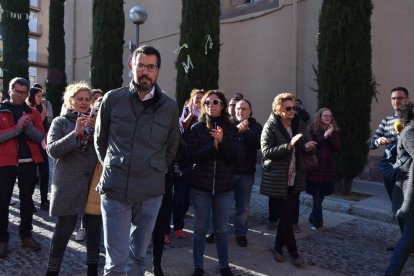 Trabajadores del ayuntamiento aplaudieron al alcalde a su salida.