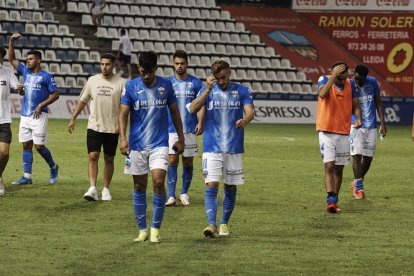 Els jugadors del Lleida després de l’empat de diumenge.