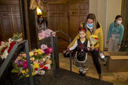 Una de las niñas que depositó las flores en representación de su escuela. 