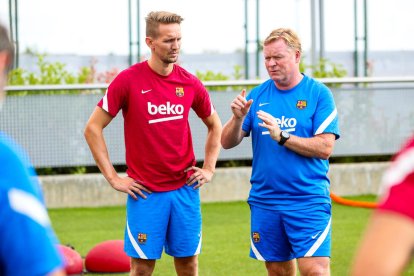 Luuk De Jong parla amb Koeman després de sumar-se ahir per primer cop als entrenaments de l’equip.