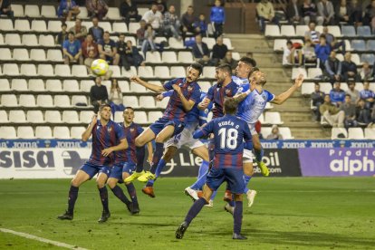 Una acció del partit de diumenge entre el Lleida i l’Atlètic Llevant.