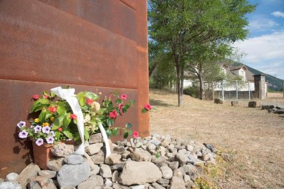 Monolito con flores en el lugar donde se encontraban las instalaciones del camping de Biescas.