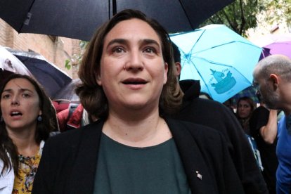 Ada Colau, alcaldessa de Barcelona, esperant per votar al referèndum de l’1 d’octubre del 2017.