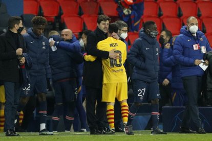 Pochettino se abraza con Messi durante un partido entre el PSG y el Barcelona.