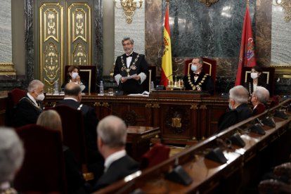 Carlos Lesmes, al costat de Felip VI i la Fiscal General de l’Estat, Dolores Delgado, en l’acte d’ahir.