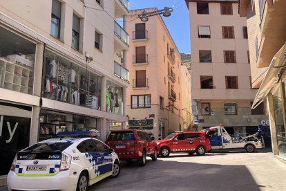 Efectivos de Bomberos y Urbana que actuaron ayer por el derrumbe en la calle Magdalena. 