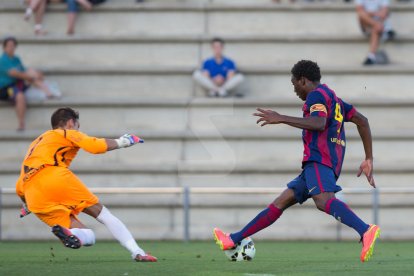 Dongou, en su etapa al Barça, contra el ahora compañero de equipo Pau Torres