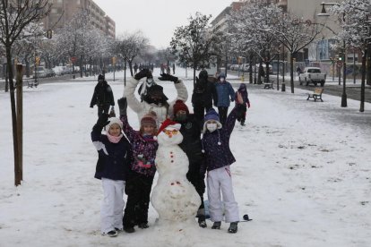 Nombrosos lleidatans van gaudir d’una jornada de neu malgrat les restriccions de mobilitat i van aprofitar per fer ninots.