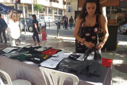 La parada de la marca de roba top manta, ahir a Balaguer.