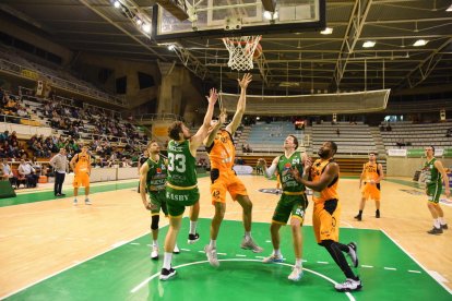 Eric Stutz, ayer un tanto irregular en cuanto a números, intenta capturar un rebote ante Vasilije Vucetic y David Skara, ante la atenta mirada de Shaquille Cleare.