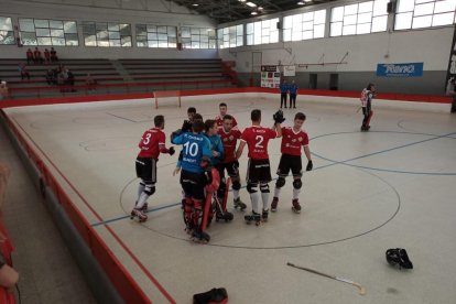 Els jugadors de l’Alpicat celebren la victòria diumenge passat a la pista de l’Arenys de Munt.