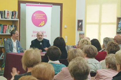 L’alcalde i Ferran Sáez, diumenge a la biblioteca de la Granja.