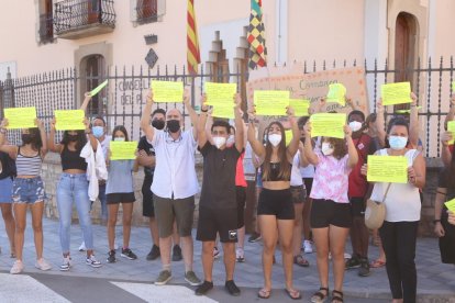 Les famílies, davant del consell comarcal del Pla.