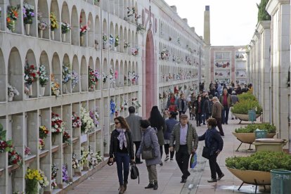 Visitantes en el cementerio de Lleida en el día de Tots Sants. 