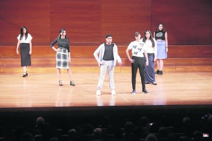 Modelos de todas las edades protagonizaron ayer el tradicional desfile de las entidades de mujeres de Lleida en el Auditori Municipal Enric Granados. 