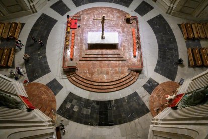 La basílica del Valle de los Caídos, ayer sin la tumba de Franco.