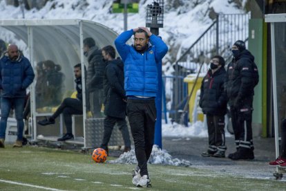 Gest de desesperació de Molo, que no ha pogut començar l’any amb bon peu, després de la derrota que el Lleida va encaixar ahir a Andorra.