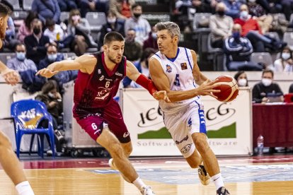 David Cuéllar defiende al veterano Carles Bivià.