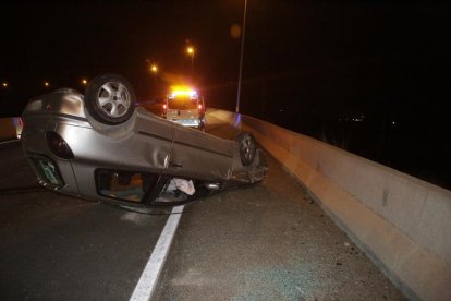 Imatge del vehicle bolcat, poc després de l’accident ahir a la tarda.