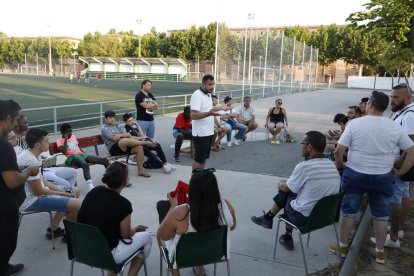 Castro, que estuvo acompañado de los directivos Jose Esparza y Antonio Ortiz, se dirige a los padres.