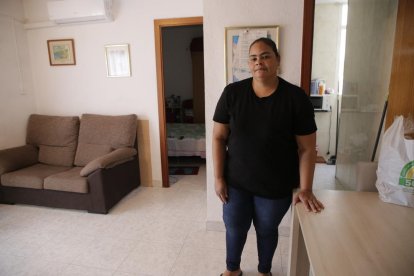 Yohanna, en la vivienda que ha conseguido mantener tras llegar a un acuerdo con la propietaria. 