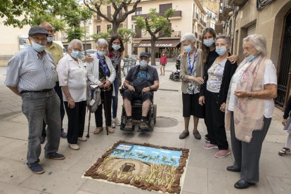 La catifa que va dissenyar ahir la gent gran de la residència de Guissona.