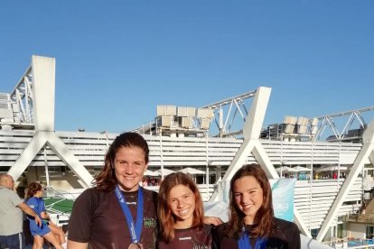 Maria Herreros i Emma Carrasco posen amb les medalles al costat de la seua companya Maria Alsina.