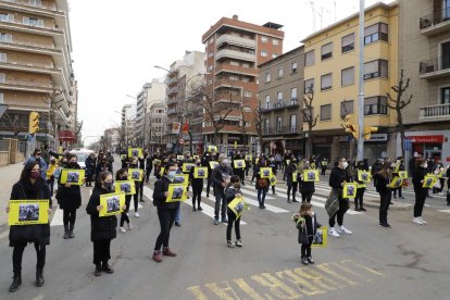 Las escuelas de danza se concentran en la plaza Ricard Viñes para exigir  al Govern su reapertura.