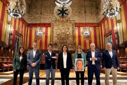 Saliente (CUP), Collboni (PSC), Valls (Barcelona pel Canvi-Cs), Colau (BComú), Artadi (JxCat), Maragall (ERC) y Bou (PP) posan en el salón de plenos del ayuntamiento. 