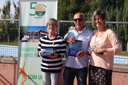 Los homenajeados Sunsi Abella, Lluís Ruiz y Núria Palencia.