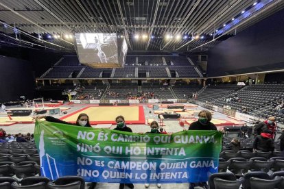 Àngela Mora, segona per la dreta, posa amb la pancarta amb el lema del club amb dos companyes i la seua entrenadora, Maribel Moncasí.