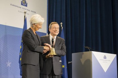 Draghi entrega el símbolo de la jefatura del BCE a Lagarde.