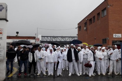 Els treballadors, la setmana passada, a la porta de l’empresa.