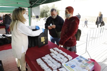 Entrega ahir dels menús de restauradors locals en el marc de la Fira de l’Oli de les Borges.