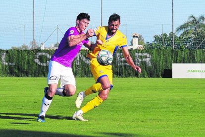 Sebi, esquerra, durant l’amistós contra l’Alcorcón.