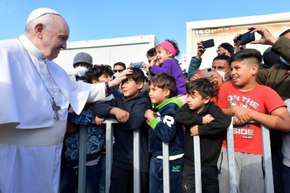 El papa Francesc saluda diversos nens immigrants a Mitilene, a l’illa grega de Lesbos.