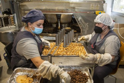 Trabajadoras de El Rosal preparando los lotes de Navidad. 