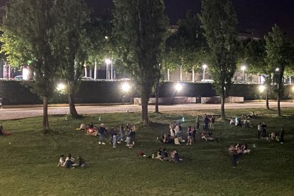 Joves reunits a la canalització a la nit, en una imatge del maig.