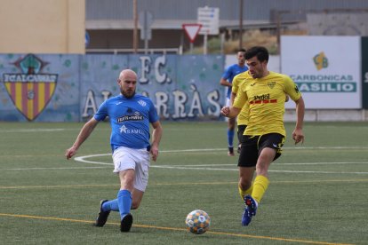 Vendrell, del Alcarràs, da un pase ante un jugador del Mollerussa.