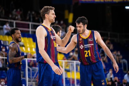 Pau Gasol i Álex Abrines celebren una cistella durant el partit amb la Penya.