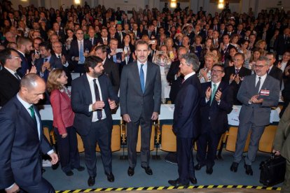 Felipe IV rodeado de empresarios ayer en Murcia.