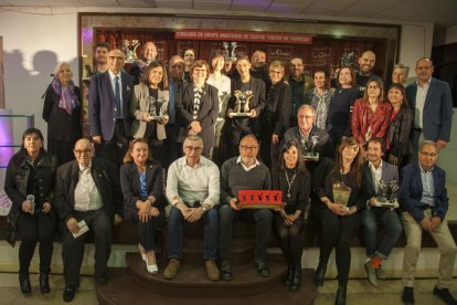 Foto de grupo de las compañías, miembros de BAT y autoridades.