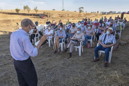 El poeta de Guissona Jordi Pàmias, durant l’acte d’homenatge a Josep Mora.