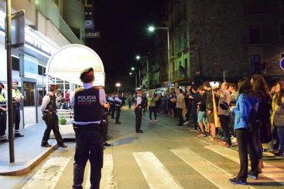 Cacerolada ante un hotel de La Seu d’Urgell el 2 de octubre de 2017.