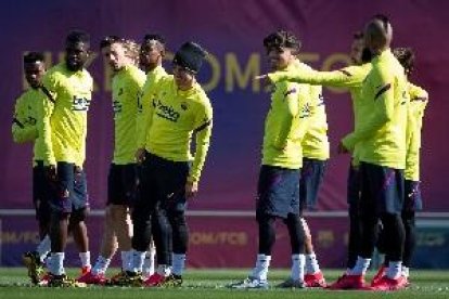 Los futbolistas del Barça aceptan una rebaja de sueldos del 70% y aportarán para que los empleados cobren el 100%